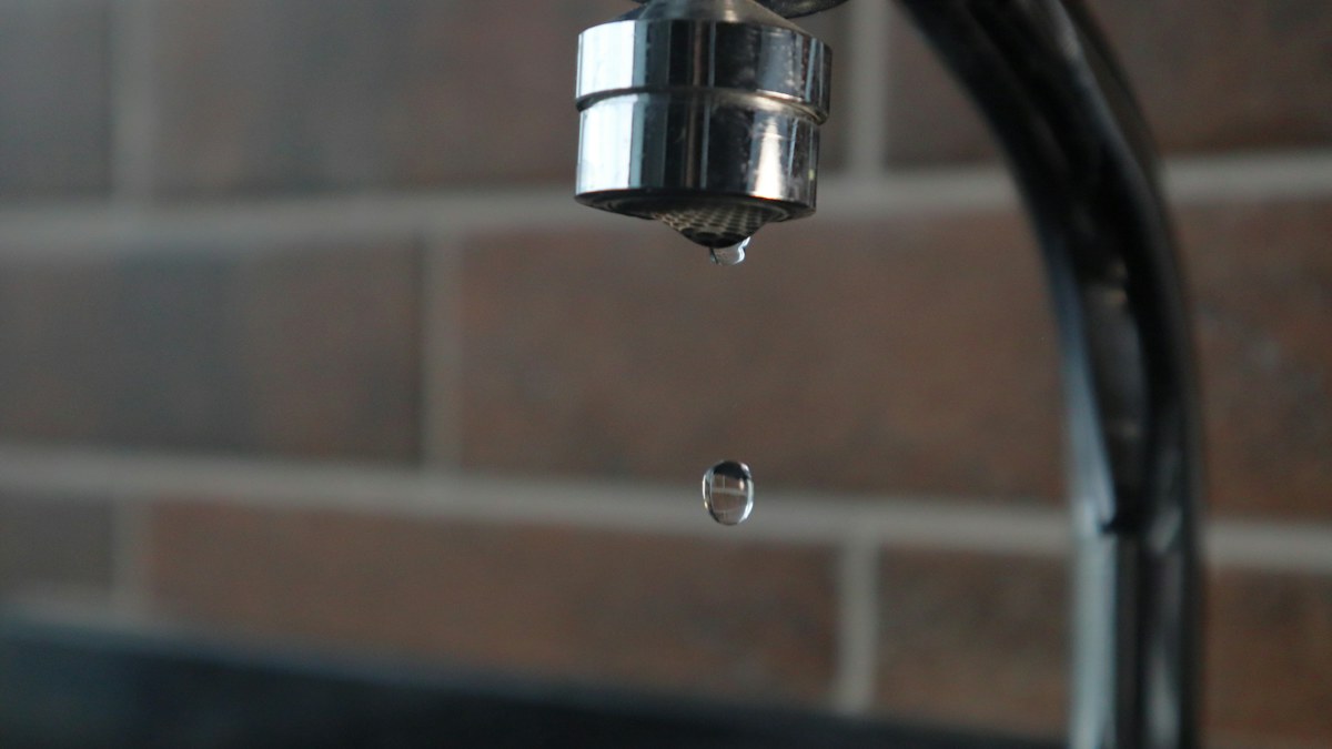 Goutte d’eau suspendue au bec d’un robinet