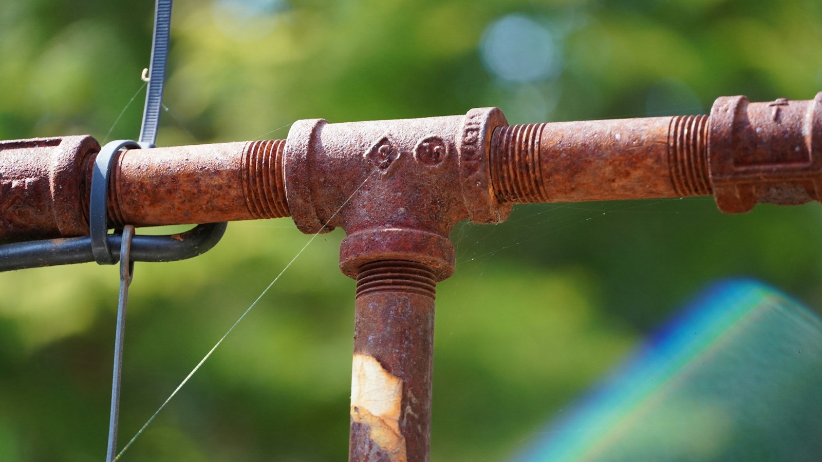 Canalisation en acier rouillée avec raccord en té