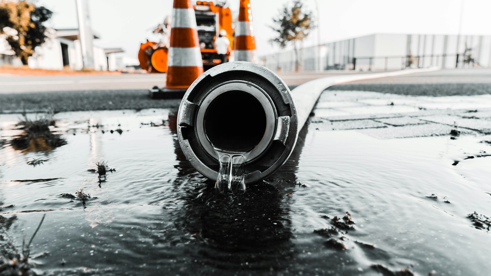 Eau qui jaillit d’une canalisation sous pression