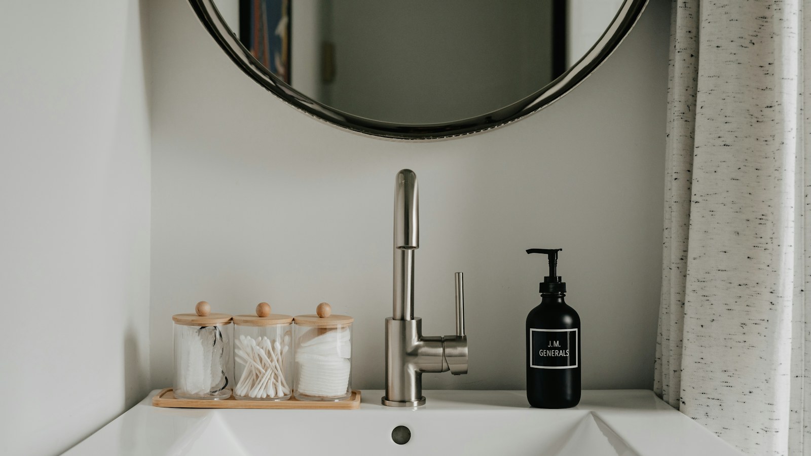 Lavabo blanc de salle de bain avec sa bonde