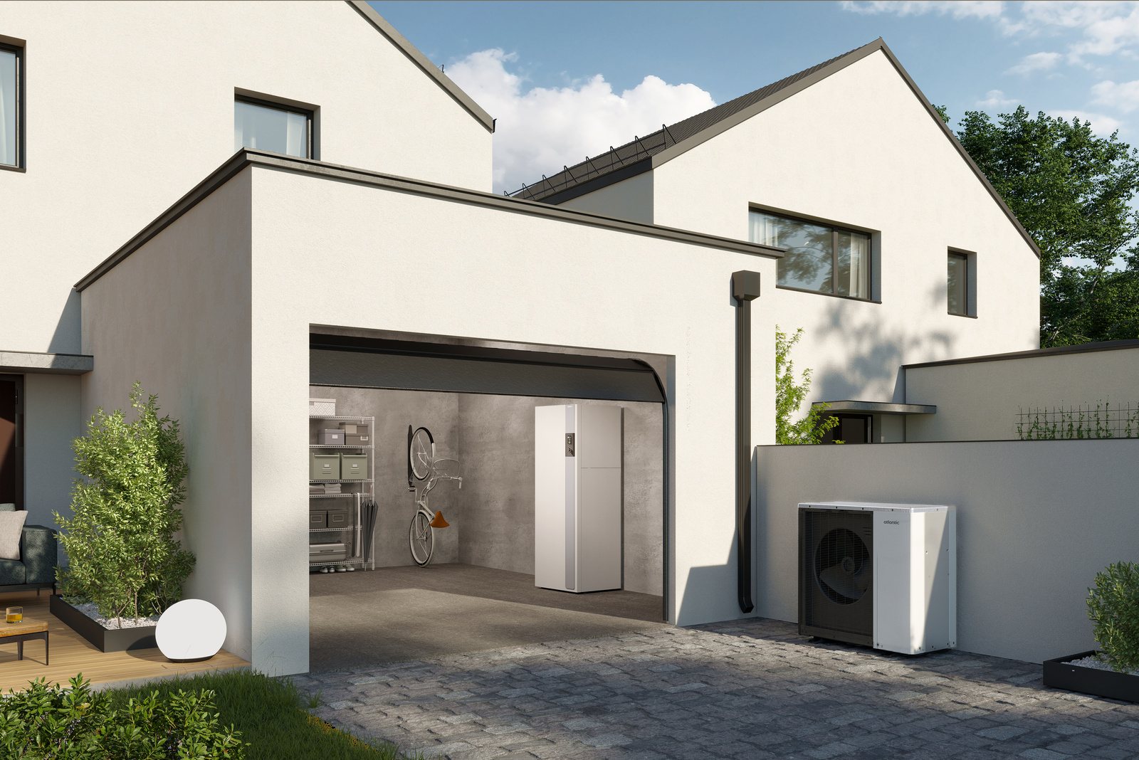 Maison contemporaine avec pompe à chaleur Atlantic Alféa Extensa M Duo et ballon d’eau chaude intégré dans le garage