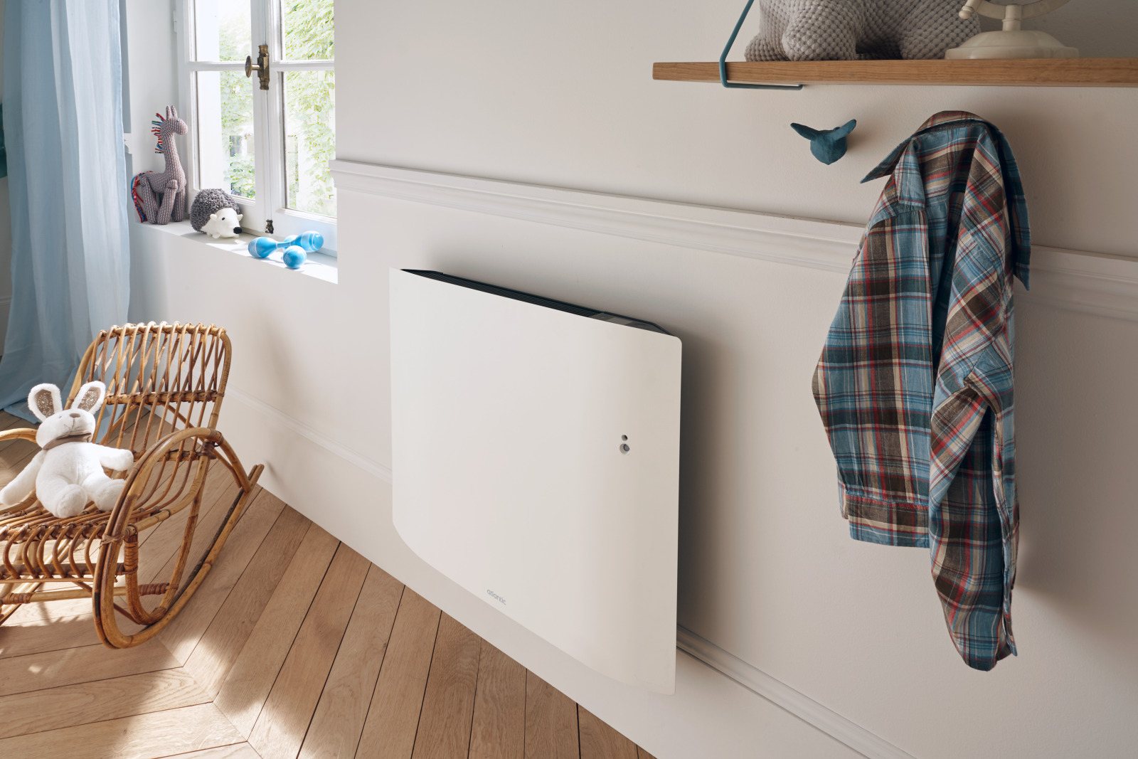 Radiateur électrique connecté Atlantic Divali à façade chaleur douce dans une chambre
