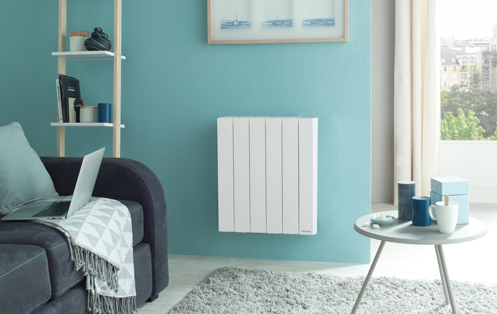 Radiateur électrique à inertie Atlantic Accessio Digital blanc contre un mur bleu