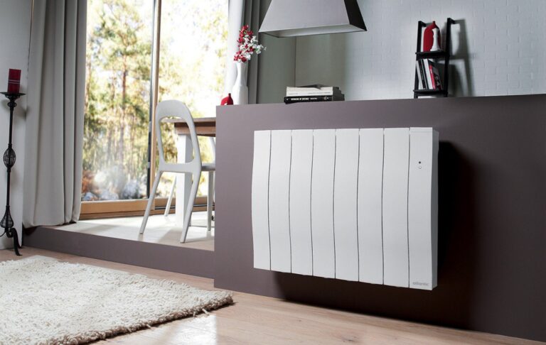 Radiateur électrique Atlantic à inertie installé dans un salon à Nantes