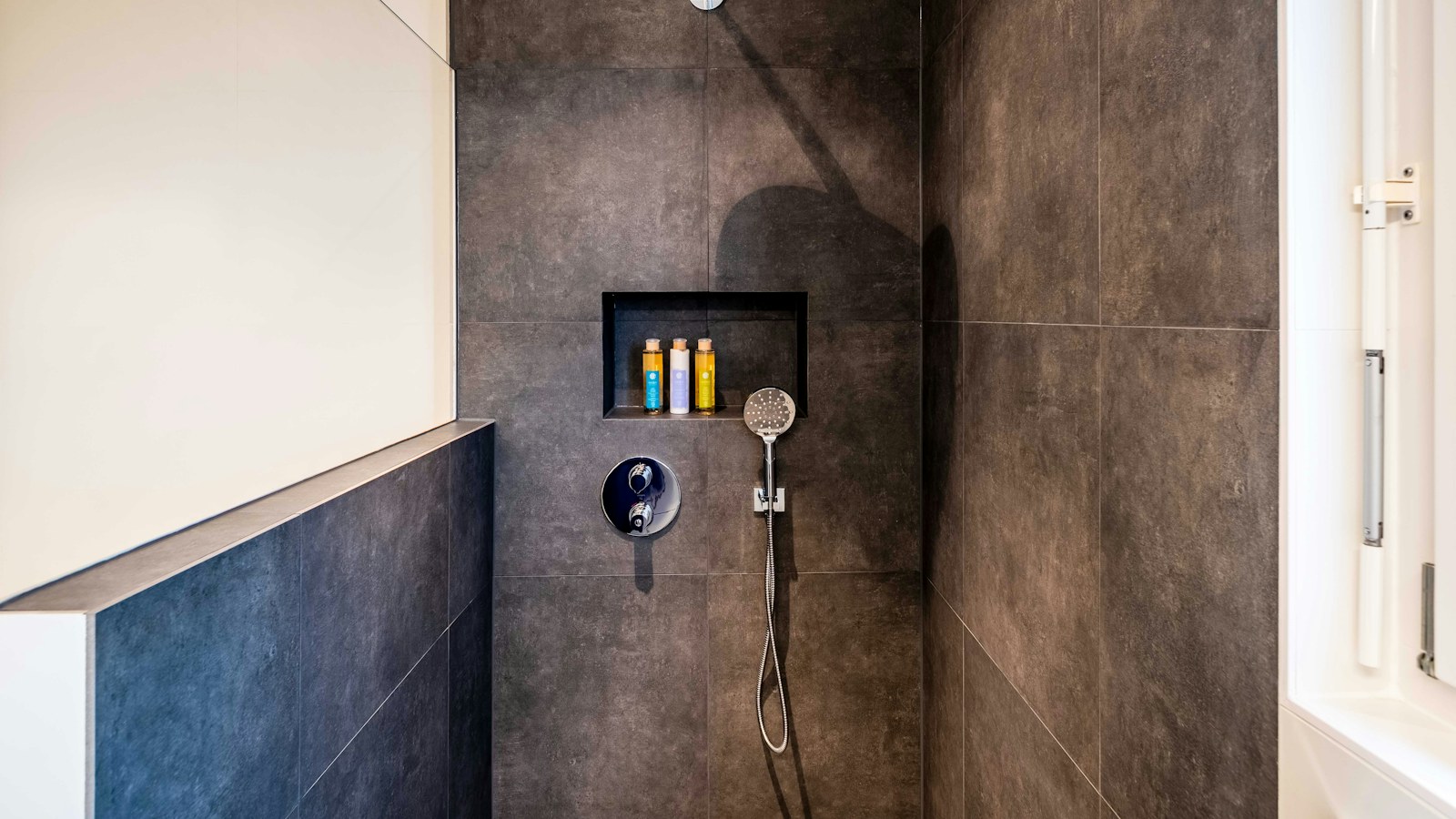 You are currently viewing Remplacer une baignoire par une douche : étapes, prix et précautions