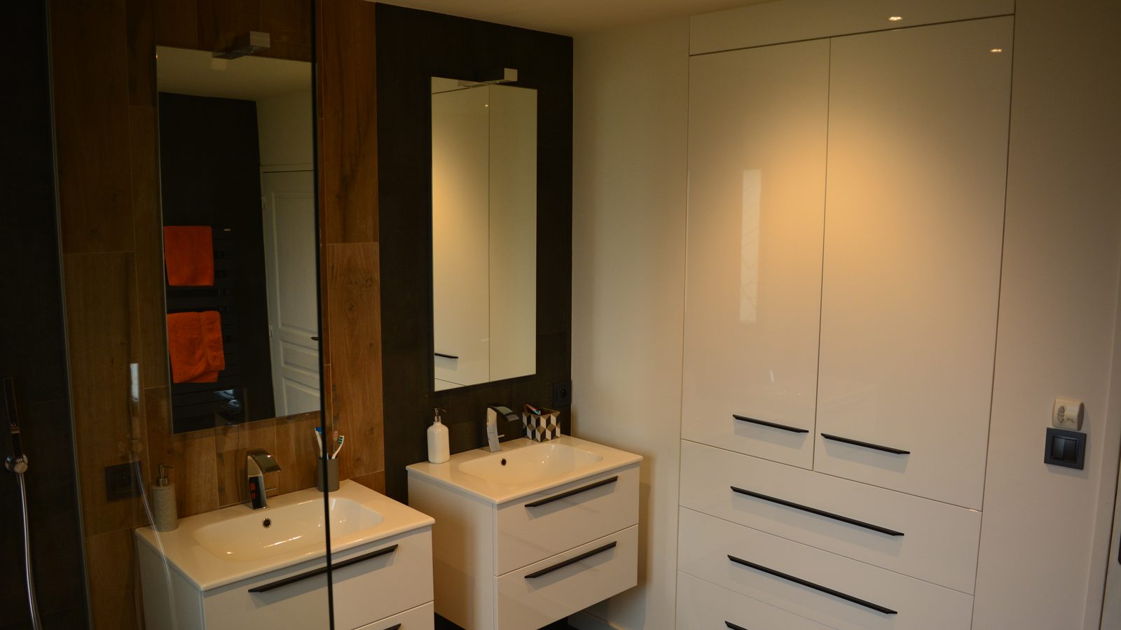 You are currently viewing Rénovation d&rsquo;une salle de bain à Rezé : douche à l&rsquo;italienne, baignoire et double vasque