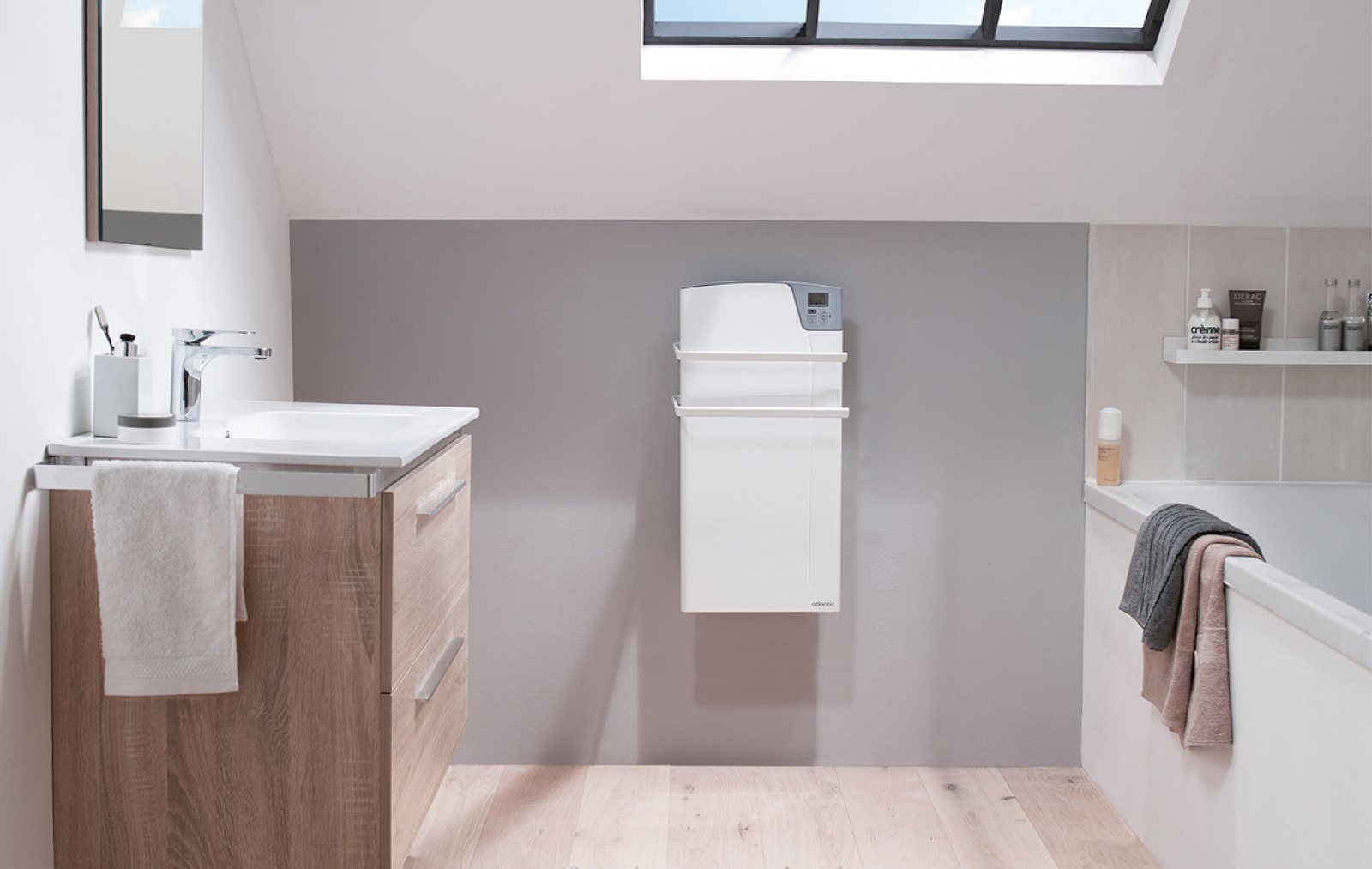 Sèche-serviettes compact Atlantic Kea installé au-dessus d’un meuble dans une petite salle de bain