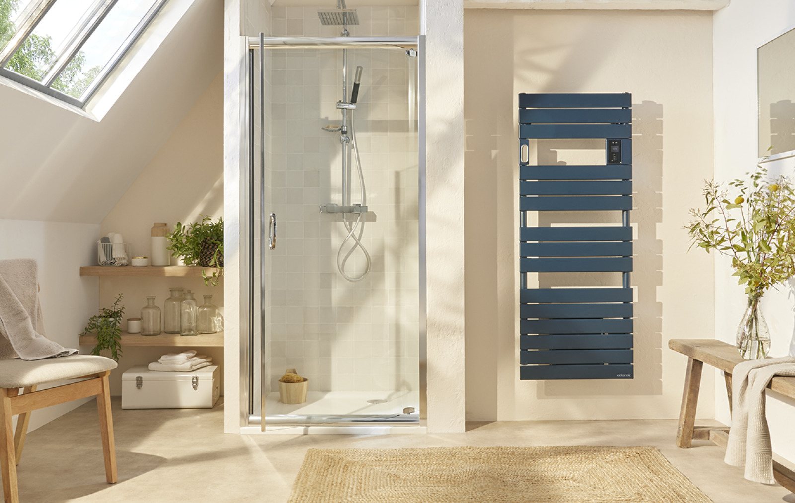 Sèche-serviettes électrique Atlantic Adélis bleu profond dans une salle de bain avec douche