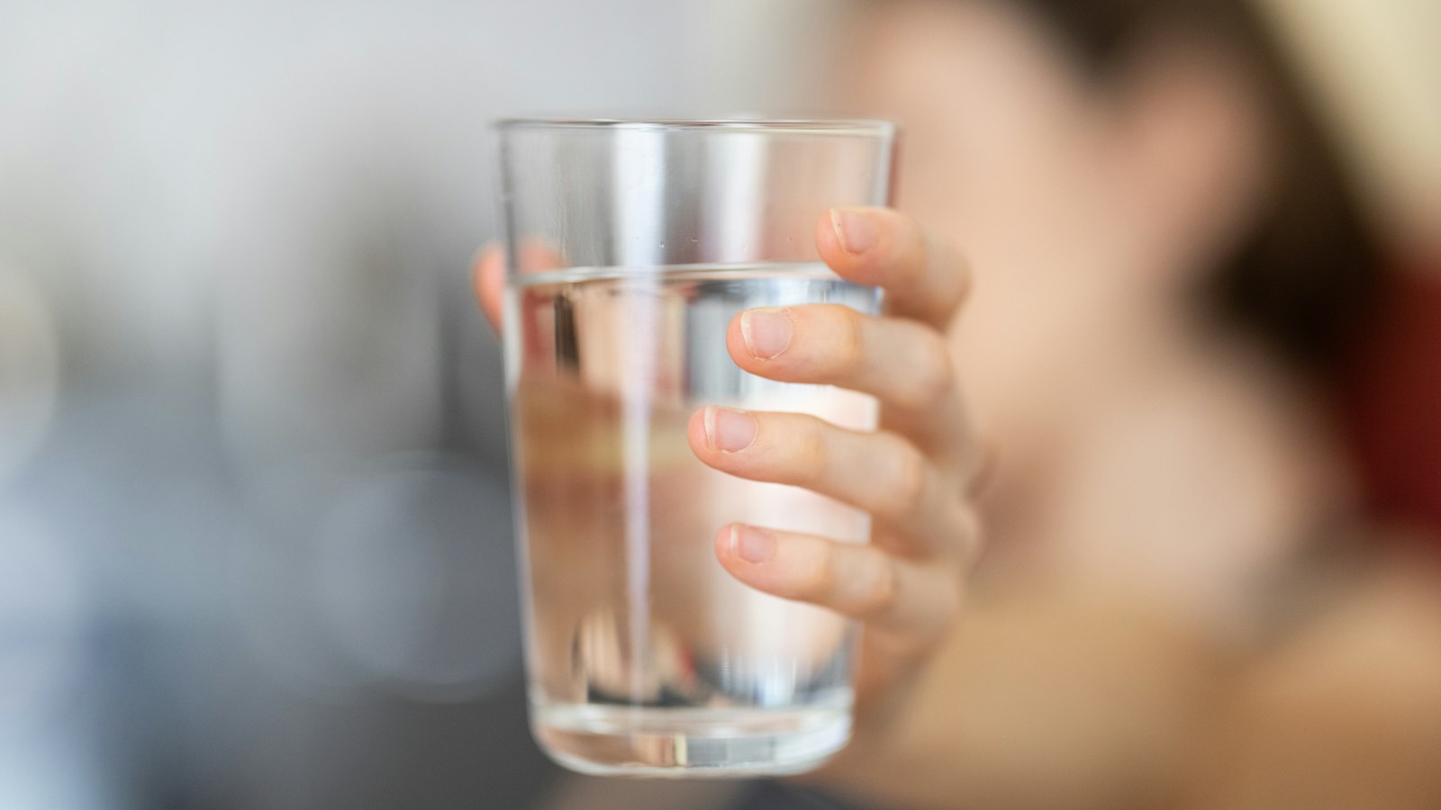 Verre d'eau rempli au robinet d'une cuisine